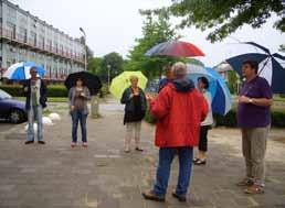 Sven van Raaij, Hilde Wolvers en Hans Peters In Aldenhof staan negen maisonnettegebouwen met in totaal 216 woningen. Er is een bewonerscommissie met tien leden.