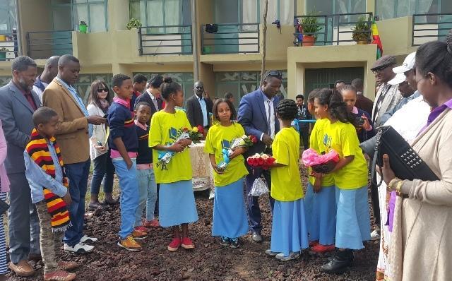 2.4 Veilige slaapplaatsen voor de Wolaitta Liqa School De Liqa School heeft in 2016 twee nieuwe gebouwen gerealiseerd om er 240 leerlingen in te kunnen huisvesten, 120 meisjes en 120 jongens.