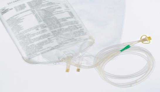 Het derde aansluitpunt is verbonden met de (verbindingsslang van de) dialysekatheter die naar de cliënt gaat. De twinbag is een toedieningssysteem voor CAPD.