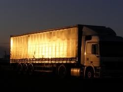 3. Geparkeerde vrachtwagens en hoge snelheid in de Rijkmakerlaan In de Rijkmakerlaan staan vaak vrachtwagens geparkeerd. In het donker zorgen die voor gevaarlijke situaties.