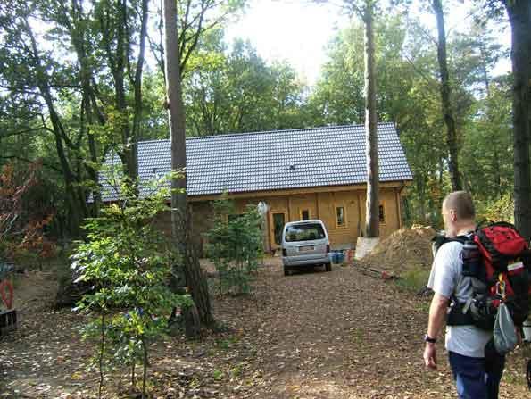 We naderen ons gastenverblijf, een reuzenchalet midden in het bos We hebben vandaag zowat 30 kilometer afgelegd.