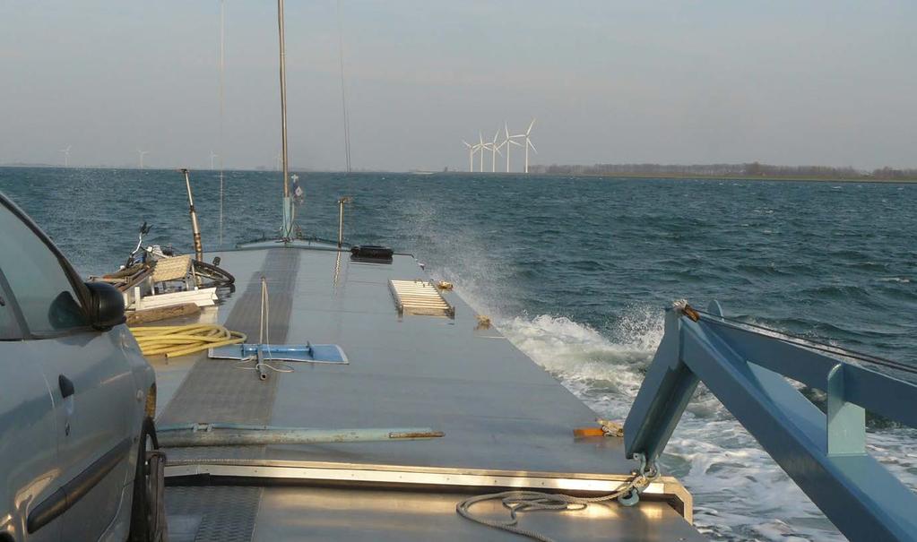 2 1 Wachtend in de sluis van Haghorst maakt Ad een praatje met zijn buurman. 2 Het open water van de Oosterschelde. 3 Druk scheepvaartverkeer op de Oosterschelde.