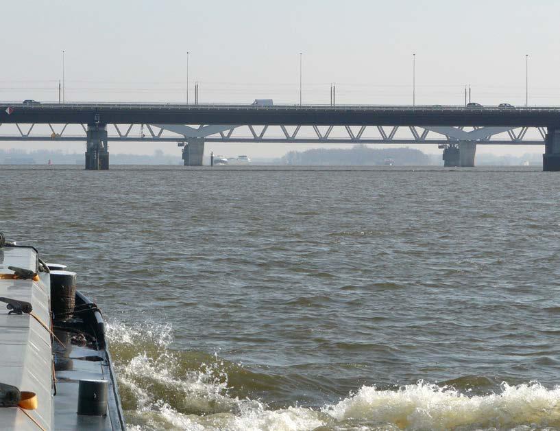 4 De Moerdijkbruggen. 5 De spits is door de vele sluizen in klein vaarwater een trage vaart. 6 Onderweg in Brabant passeren we vele sluizen en bruggen. 7 De sluis bij Haghorst. waren verkochten.