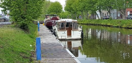 We melden bij de havenmeester dat we maar even blijven en