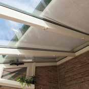 Doordat een veranda meestal een volledig glazen constructie is, vangt het glas veel zon, waardoor de binnentemperatuur snel kan oplopen.