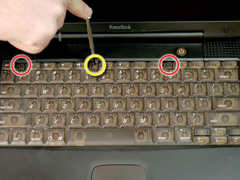 Stap 1 Toetsenbord Draai het toetsenbord vergrendelingsschroef zodat deze evenwijdig aan de spatiebalk is.