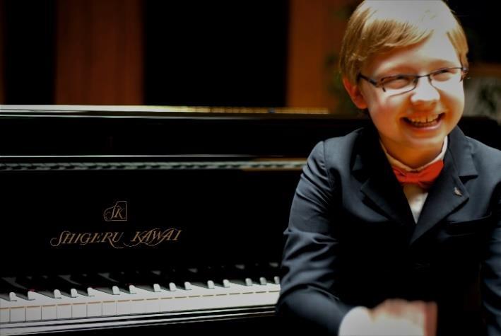 Op zijn zesde jaar had hij zijn orkestdebuut in de Philharmonie Essen met het pianoconcert van Joseph Haydn.