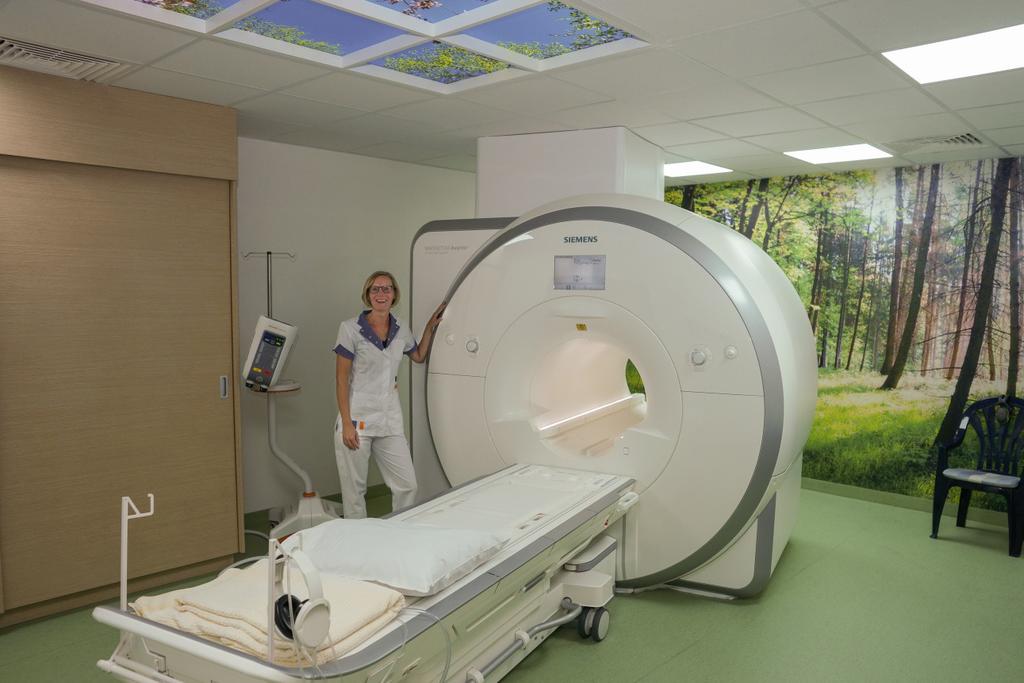 Daarom mag je geen metalen dingen meenemen naar de kamer waar het MRI-apparaat staat.