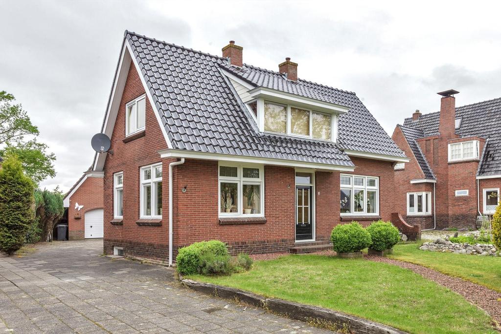 Westerweg 5 te Noordwijk Vraagprijs: 289.000,- k.k. Verrassend ruime vrijstaande woning met grote vrijstaande stenen garage, vrijstaande houten tuinhuis.