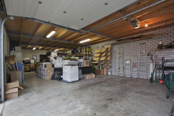 Garage: De multifunctionele garage (ca. 95 m²) is in spouw gebouwd en volledig geïsoleerd.