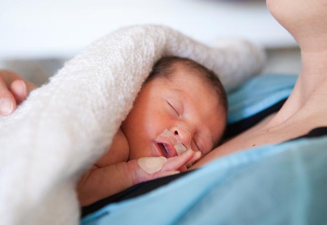 In tegenstelling tot voldragen baby s, verloopt de borstvoeding bij premature baby s stap voor stap, afhankelijk van de toestand van je baby en steeds in overleg met de kinderarts.