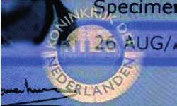 Bij het paspoort en de identiteitskaart is dit aangebracht aan de linker- en rechterzijkant.