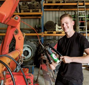 Loonwerk en techniek Vakbekwaam medewerker agrarisch loonwerk Niveau 3 Duur: 3 jaar BOL: Ja / BBL: Ja Toelatingseisen: Vmbo-diploma kaderberoepsgerichte -, gemengde - of theoretische leerweg.