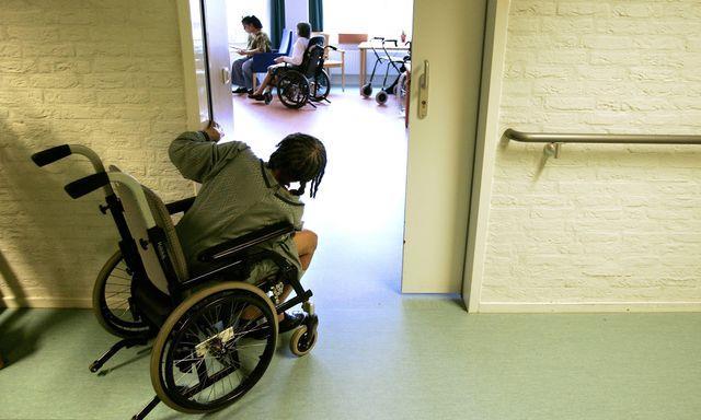 KABINETSBELEID OF SLECHTE UITVOERING Van Rijn: geen beperking wc-bezoek in verpleeghuis Staatssecretaris Van Rijn reageert op het nieuws dat een
