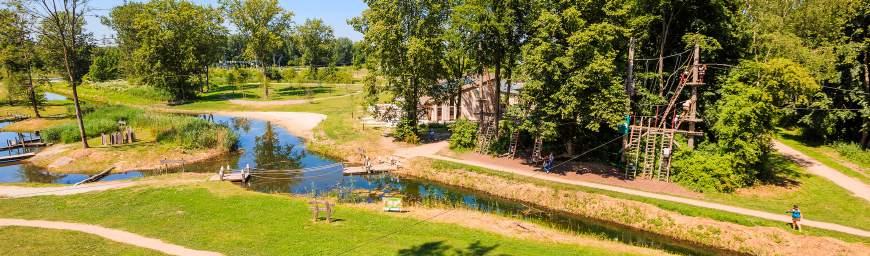 Klimpark Fun Forest Iedereen is welkom bij Fun Forest Almere op Stadslandgoed de Kemphaan. Hier mag je doen wat in een normaal bos niet mag of kan. Je gaat de bomen in, zodat je het bos kan voelen.