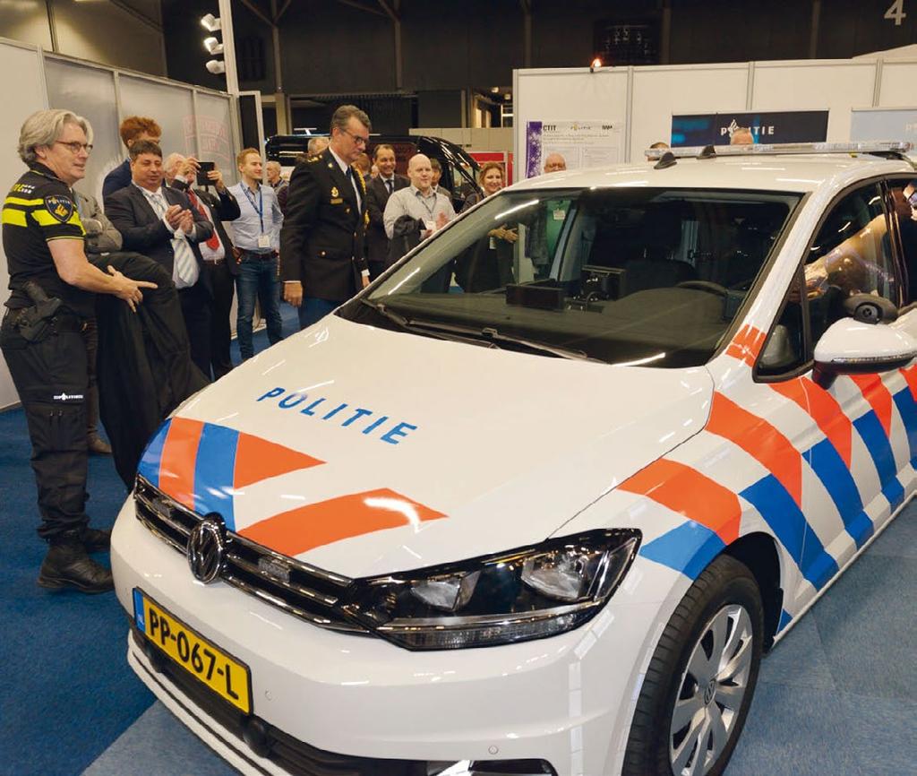 Opdracht politie voor voertuigenbouwers Tijdens het NIDV Symposium op 30 november heeft de politie drie grote contracten getekend met verschillende voertuigenbouwers: Mercedes Benz, Pon en TerBergh