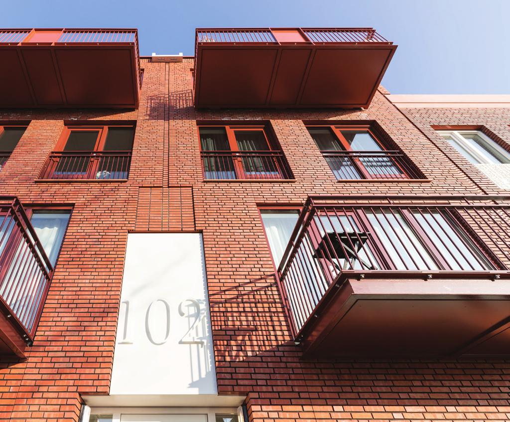 Het was voor ons de uitdaging om een goede aansluiting te vinden bij de woningen van de achterliggende Korrewegbuurt, zowel stedenbouwkundig als architectonisch, legt architect Tjalling Zondag uit.