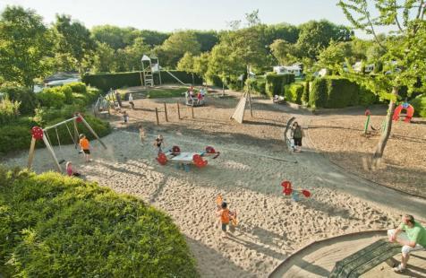 Middag: Eier-doos aquarium In de ochtend gaan we naar het bos om takjes te zoeken om ons eigen vlot te maken en daarna uitproberen zullen ze blijven drijven?