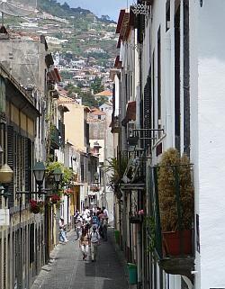 : Brussel 13u30-16u55 Funchal Madeira (lokale tijd = 1u vroeger dan in België) Bij aankomst bustransfer naar ons hotel Baia Azul 4*.