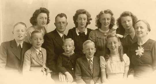 Gerrit de Nijs en Marie Koot met hun kinderen, v.l.n.r. vooraan: Jaap, Kees, Gerard, Mats en Gré; achter: Lenie, vader, Truus, Corrie, Tinie en moeder (19).