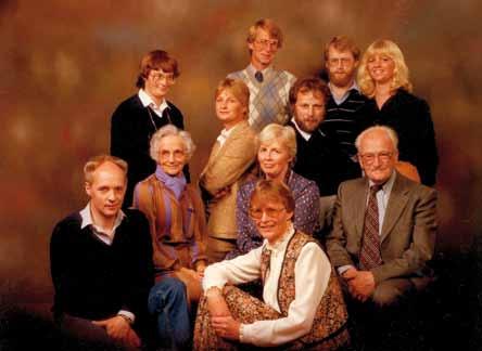Foto uit 1982 van het gezin van Niek de Nijs en Mien Tromp, v.l.n.r. voor Hans en Tineke; 2e rij moeder Mien Tromp, Gerda en vader Niek de Nijs; 3e rij Ria, Jos en Wil; achteraan: Frans, Ton en Lia (23).