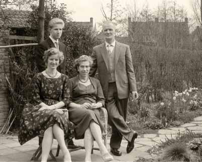In de tuin aan de Geelvinckstraat in 1960: Ad de Nijs en Corrie Strootman en met hun kinderen Jaap en Margot (24).
