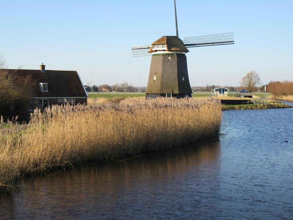 zo n beetje in het hart van de polder nog gas gewonnen, maar sinds 2014 is het gasveld als opslag in gebruik. De Viaanse Molen hielp bij het droogmalen van het Bergermeer.
