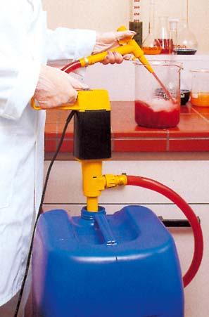 (1) : voor water op 20 C (2) : waterkolom (3) : voor olie (4) : motor met batterij Set pomp en toebehoren voor laboratorium of licht werk.