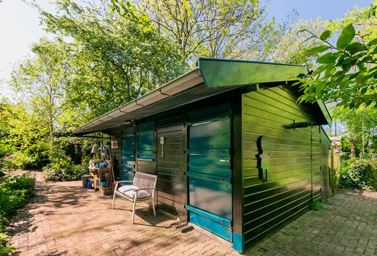 HET BIJGEBOUW Het bijgebouw is geschikt voor het stallen van twee paarden, tevens zijn er nog twee apart begaanbare bergruimten beschikbaar.