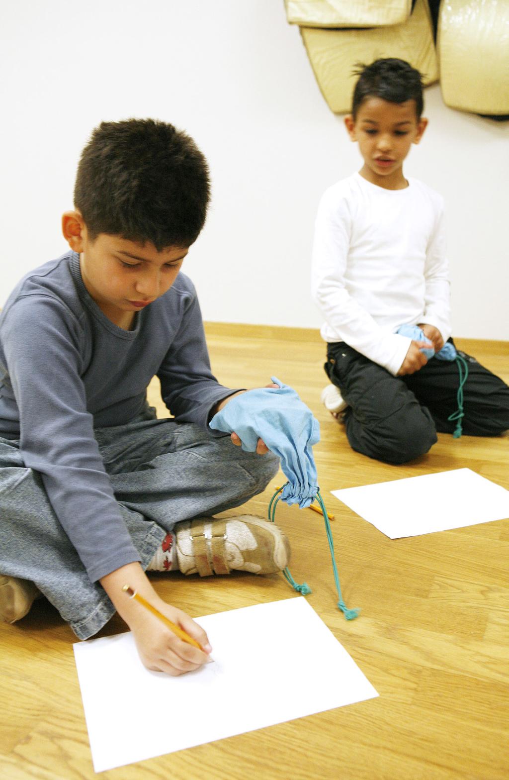 VOOR DE LEERKRACHT MUSEUMLESBESCHRIJVING De beroemde kunstenaar Julio González stond in zijn atelier. Op zijn werktafel lagen grote stukken metaal.