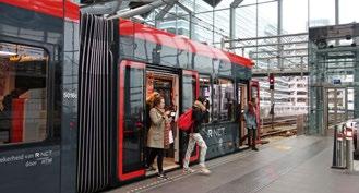 Tramreizigers komen aan op Den Haag Centraal. De nieuwe Haagse tram bij de Hofvijver.