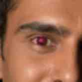 Gebruikt geen Rode ogen verminderen. Bevestig de flitser en zet deze omhoog als u Rode ogen verminderen wilt gebruiken. U kunt [Rode ogen verm.] niet gebruiken bij [Lach-sluiter].