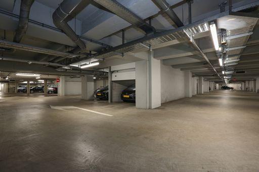 Hier heeft u de beschikking over een eigen, afgesloten parkeergarage (circa 16 m2) met aansluitend een berging (circa 7 m2).
