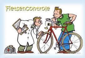 s Ochtends worden de fietsen gecontroleerd door verkeersouders Nico Dijkshoorn.