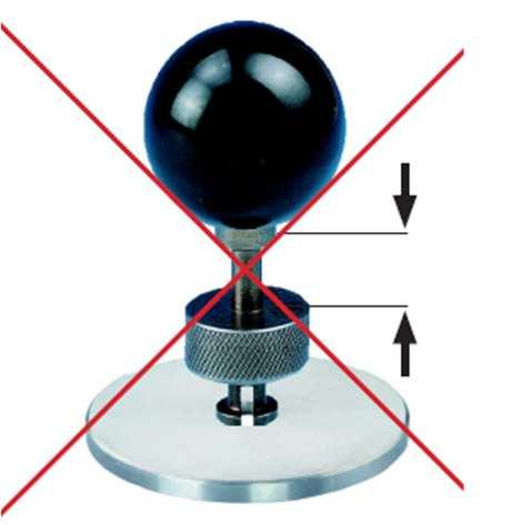Indien het zwarte bolletje niet tegen het cilindervormige basisblokje geduwd kan worden, betekent dit dat het boorgat onvoldoende diep is of dat er geen ondersnijding voorzien werd.