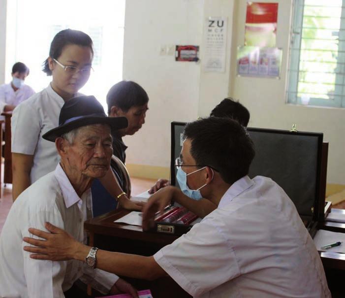 Vietnam Ondersteuning Eye Care Foundation Hanoi In vijf provincies in de Mekong delta wordt het behandelen van afwijkingen in de gezichtsscherpte (refactie afwijkingen), versterkt.