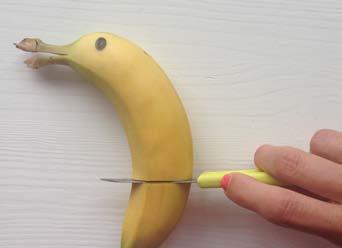 aan de zijkant van de banaan () Snij voorzichtig met een