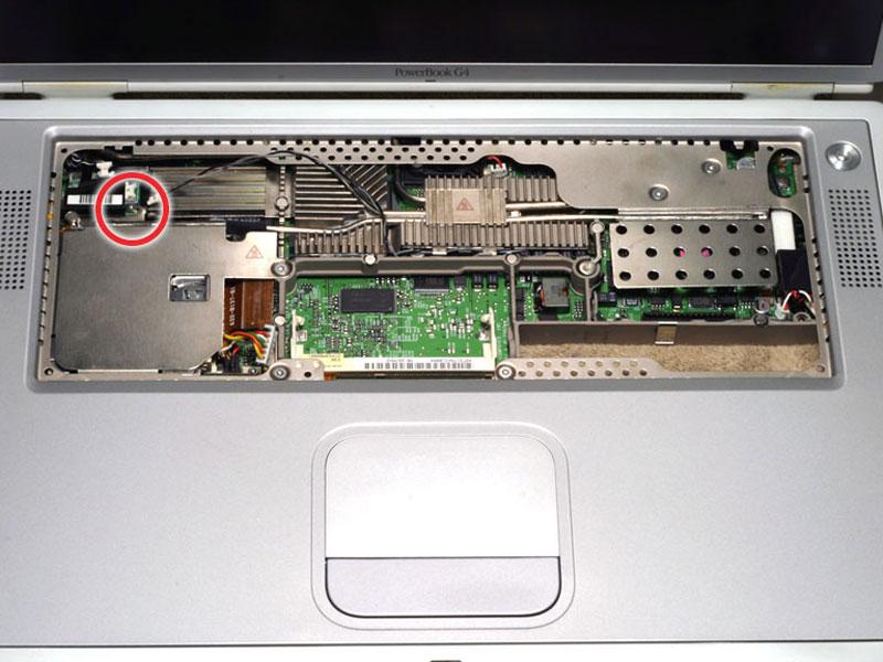 Stap 23 Koppel de twee aansluitingen van de modem filter board.