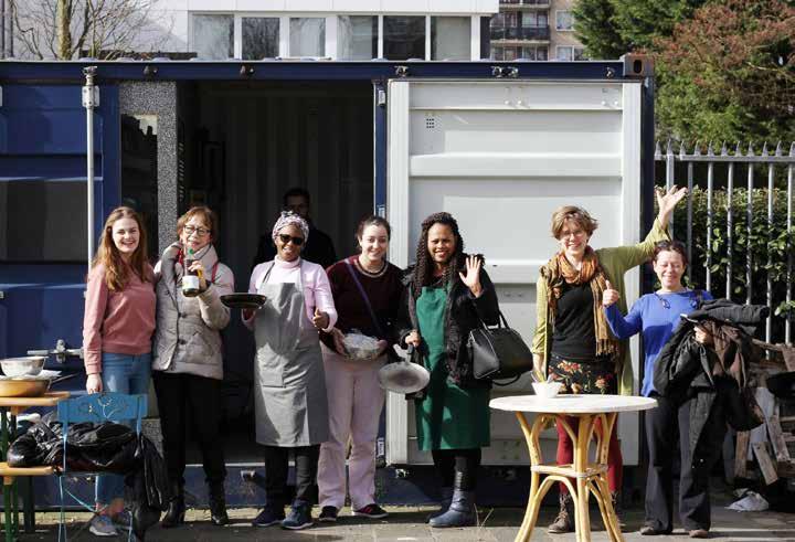 Een groep vrouwen uit de wijk heeft brood gebakken in de kookunit van de mobiele vergister.