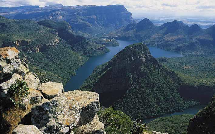 bijzonder mooie natuur van Zuid-Afrika. Met haar uiteenlopende landschappen en uitbundige wildleven dat je in 4 verschillende topparken ervaart. Natuurlijk ontmoet je ook de lokale bevolking.