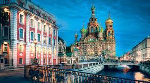 Gebouwd op 42 eilanden is Sint Petersburg het Venetië van het noorden en lijkt het verdacht veel op Amsterdam, waar de Tsaar inspiratie opdeed voor zijn stad.