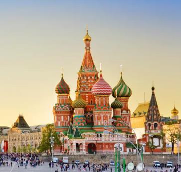 Het wereldberoemde Rode Plein trekt jaarlijks miljoenen toeristen die op zoek zijn naar de toverachtig mooie gebouwen van deze Russische stad.