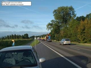 Verkeer regelen Een goede voorwaarschuwing ontbreekt.