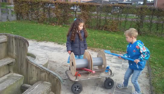 Als u dat merkt is er extra werk aan de winkel voor u en uw kind en hebben we het nadrukkelijk over sociaal-emotioneel leren, kortweg: SEL. Onze school werkt ook aan SEL met de methode Kwink.