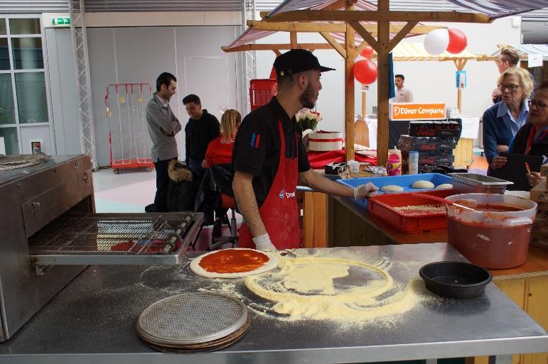 Sales-Skills: Leerlingen promoten en verkopen hun producten aan het winkelend publiek.