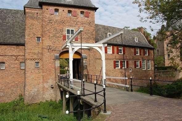 Ophaalbrug gevechtswerktuigen van Duitse en geallieerde makelij werd kasteel Doorwerth verwoest tijdens de Slag om Arnhem in 1944.