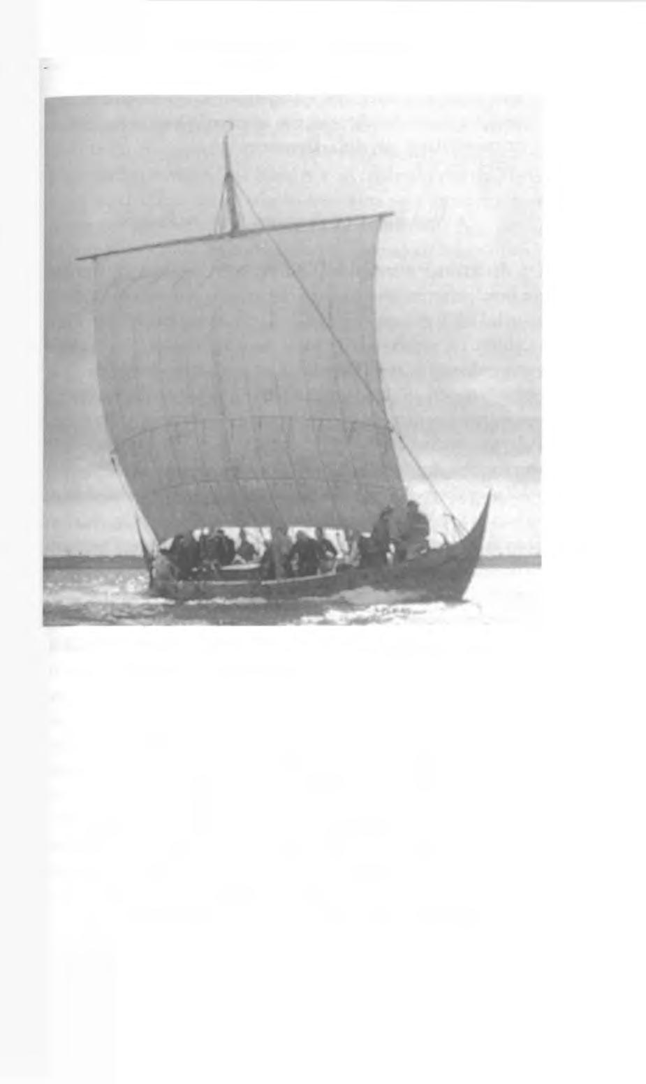 De aanvallen van de Noormannen 127 Replica van een Vikingschip, dat werd opgegraven in de