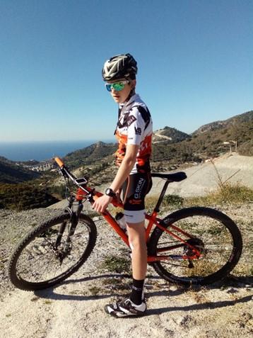 Al snel kon men vanaf de zee de bergen in fietsen, met zicht op de uitgestrekt Sierra