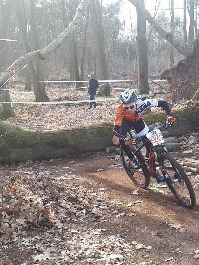 KTM BikeVision Pagina 6 Wedstrijd te Rotem Wedstrijd Freek in de Kids Series Eerste wedstrijd van het seizoen. De start ging goed.