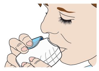 Blijf de inhalator verticaal houden, adem rustig en bijna volledig uit (nooit uitademen in de inhalator). 5. Neem het mondstuk in de mond (tussen de tanden) en omsluit het goed met de lippen.